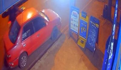 El automóvil que utilizaron los malvivientes para perpetrar el asalto.