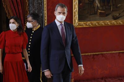 El rey Felipe VI (d) y la reina Letizia (i) esperan al presidente de Costa Rica, Carlos Alvarado Quesada, y la primera dama Claudia Dobles antes de celebrar un almuerzo oficial como bienvenida en el Palacio Real este lunes.