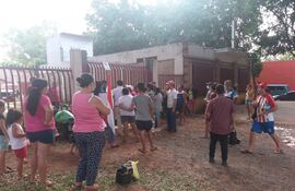 Un grupo de vecicos se reunió frente a la Aguatería San Ana de Reducto de la ciudad de San Lorenzo. Solicitan la provisión del líquido vital.