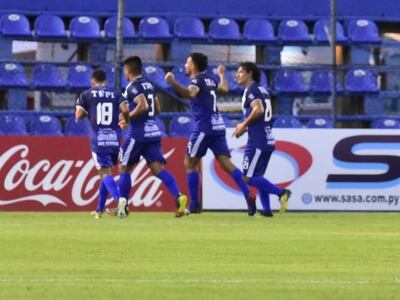 Elías Sarquis (7), delantero de Sportivo Ameliano, celebra uno de los goles que anotó contra Tacuary por la sexta fecha del torneo Apertura 2023 del fútbol paraguayo.