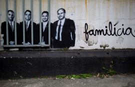 Un mural pintado en Río de Janeiro muestra al presidente brasileño Jair Bolsonaro y sus hijos, el diputado Eduardo, el senador Flavio Bolsonaro y el concejal Carlos Bolsonaro, con la leyenda "Familitia", combinación de las palabras familia y milicia.