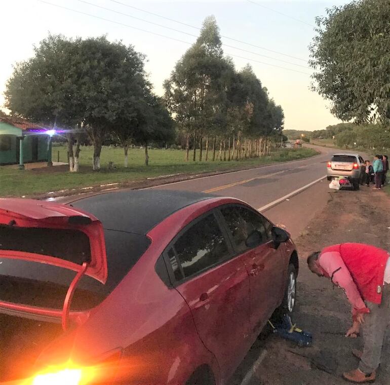 Todos los días las automovilistas denuncian el reventón de sus cubiertas por el mal estado de la ruta acceso Paraguarí-Quiindy