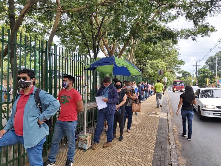 Extensa fila fuera de la ANDE tras reapertura.