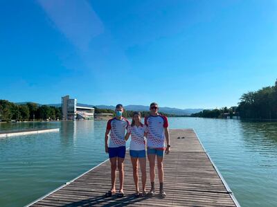 Los remeros Nicolás Villalba, Nicole Martínez y Daniel Villalba en la sede de la competencia mundial de remo en Bulgaria.