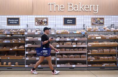 Un hombre camina junto a las góndolas del pan, dentro de un supermercado en Londres.