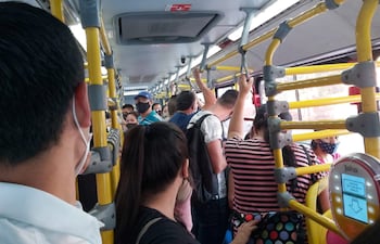 Colectivos repletos -en un contexto de pandemia- debido a la regulada implementada por transportistas.