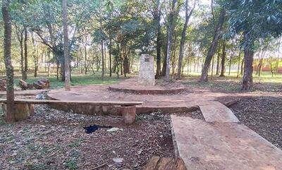 Un sector de la abandonada plaza principal de San Cristóbal, municipio ubicado en la zona sur del Alto Paraná.