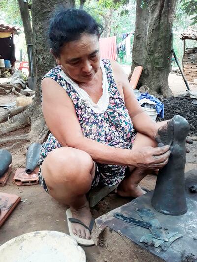 Demesia Caballero, una de las artesanas “Kuña guapa”, trabaja en una de sus obras.