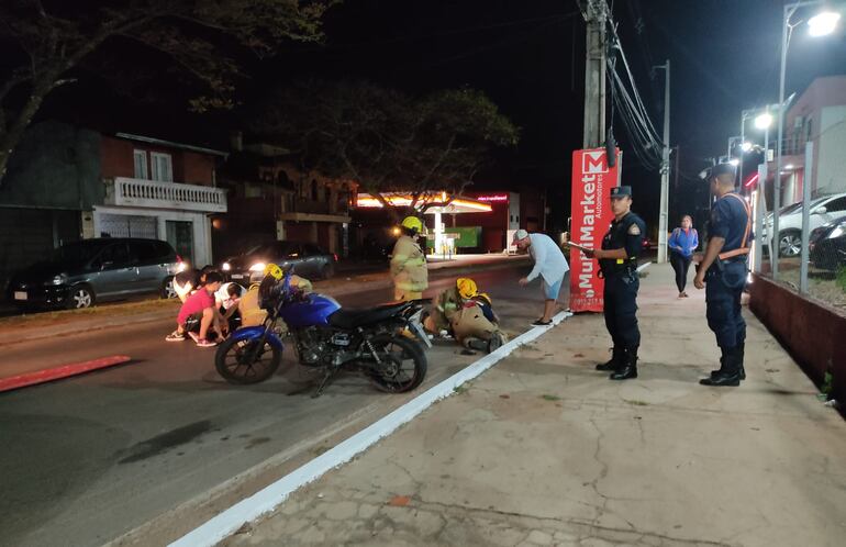 Enorme bache ubicado sobre la avenida Pastora Céspedes y 5 de Abril, barrio Barcequillo de San Lorenzo, ocasionó un accidente.