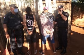 Flanqueados por policías, José Enrique Larrea Benítez (25) y Christian Bernardo Verón León, alias “Manito” (36), sospechosos del hecho de homicidio del panadero Nelson Almirón, presuntamente apuñalado con fines de robo, cuando iba a trabajar.