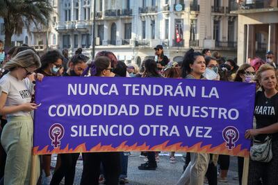 Mujeres participan hoy en una manifestación contra la cultura de la violación, en Montevideo (Uruguay). Indignación, rabia, cansancio y la falta de respuestas llevaron a las mujeres uruguayas nuevamente a las calles bajo el grito "¡Que arda!" y bajo el lema "contra la cultura de la violación", en particular tras el caso del ataque grupal a una mujer de 30 años ocurrido el domingo pasado en Montevideo.