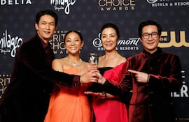 Los actores Harry Shum Jr., Stephanie Hsu, Michelle Yeoh y Ke Huy Quan posan con el premio Critics Choice a la mejor película ganado por "Todo en todas partes al mismo tiempo".