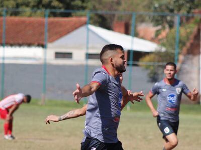 Festejo de Víctor Benítez, quien  marcó los dos tantos en el triunfo para que  el “Matarife” se mantenga como líder. (APF)