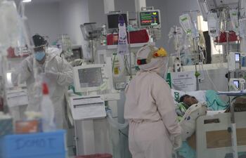 Personal de sanidad atiende a un enfermo con covid-19 en los domos de terapia intensiva del Hospital Japonés en Santa Cruz (Bolivia)