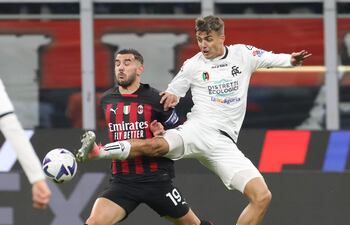 Daniel Maldini (d), delantero de Spezia, disputa el balón con Theo Hernández, capitán del AC Milan, durante el partido de ayer en San Siro.