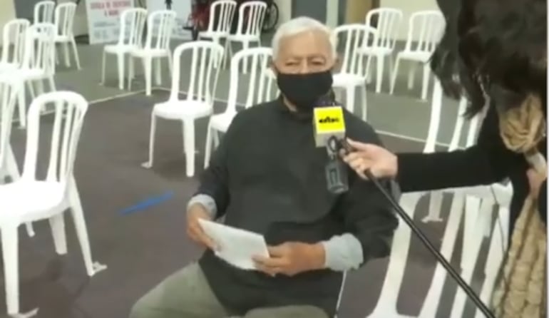 Don Danilo Vega, uno de los que acercó a vacunarse hoy en la SND