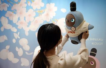 Una mujer interactúa con LOVOT en el Robotics Studio de la tienda Takashimaya Shinjuku en Tokio, Japón.
