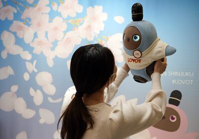 Una mujer interactúa con LOVOT en el Robotics Studio de la tienda Takashimaya Shinjuku en Tokio, Japón.