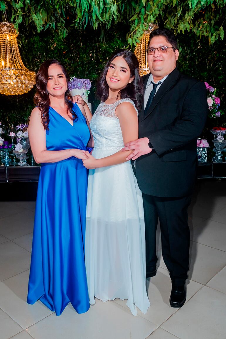 La quinceañera, rodeada de sus padres Magdalena Soledad Benítez Fariña y Víctor Manuel Cabrera Guillén.