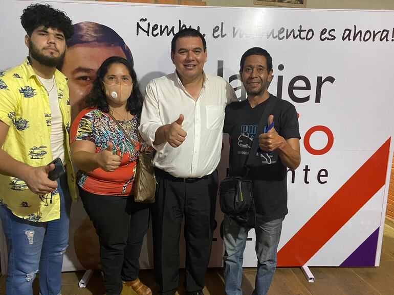 El concejal colorado Javier Osorio de Ñemby (camisa blanca) se toma una foto con sus adherentes y sin el tapabocas. El edil fue denunciado por violar la cuarentena.