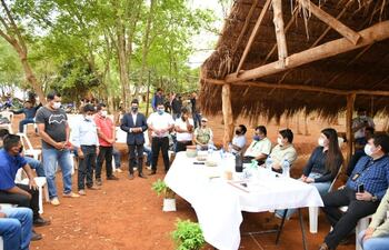 La reunión con los indígenas se realizó en la comunidad Paso Cadena.
