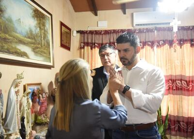 Óscar "Nenecho" Rodríguez recibe la bendición de sus padres Oscar Rodríguez Kennedy y Olga Quiñónez. Aprovechó la escena para hacer propaganda electoral hoy, en el día de las elecciones.