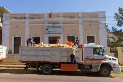 El ministro Roa lleva víveres a pobladores de San Roque.