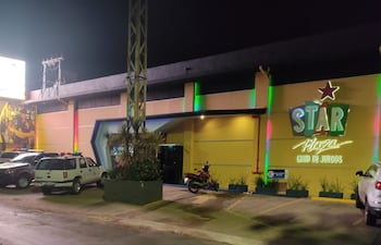 Fachada de Star Plaza, sitio asaltado anoche.