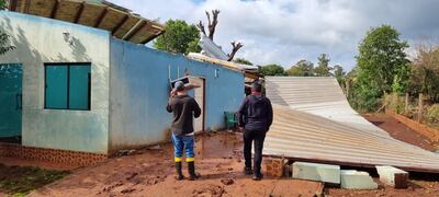 Unas 40 viviendas, entre ellas la escuela, fueron dañadas por un temporal que afectó a la compañía rural de San Lorenzo Primera Línea, en el distrito de Carlos Antonio López, Itapúa.