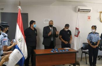 El fiscal adjunto Jorge Sosa, junto a los fiscales Ángel Ramírez y Juan Carlos Ruiz Diaz, de la Fiscalía de Seguridad y Convivencia de las Personas, entregaron decibelímetros a jefes policiales de ocho comisarías.