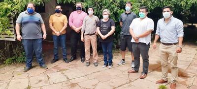 Integrantes de la primera Comisión Directiva de la Asociación de Tenis de Mesa del Paraguay (Atempa), en Coronel Oviedo.