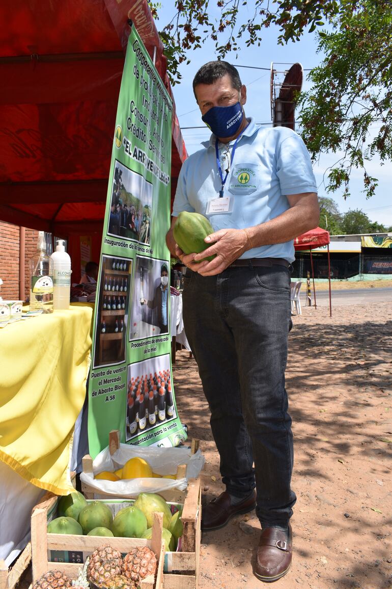 Antonio Martínez, muestra su producción de mamón de la variedad Tainung.
