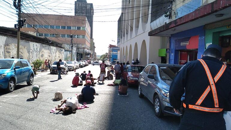 Los indígenas hicieron una manifestación pacífica cerrando el tránsito frente al MAG.