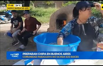 Paraguayos en Buenos Aires preparan chipa al tatakua para la Semana Santa