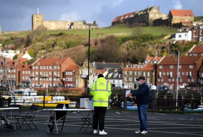 Algunos tests PCR pueden igualmente sugerir la presencia de la variante británica para proceder después a la secuenciación de la muestra, según el epidemiólogo Arnaud Fontanet, miembro del consejo científico que asesora al gobierno francés.