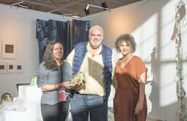 Verónica Viedma, Pablo Atchugarry y Adriana González Brun exhiben la escultura "Casa sombra" que fue adquirida por el MACA de Uruguay.