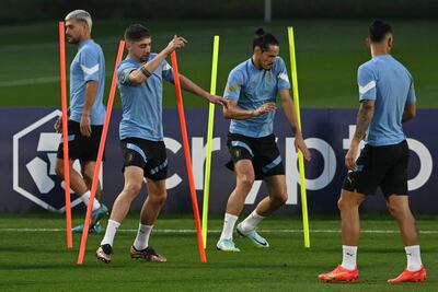 El mediocampista uruguayo #14 Lucas Torreira, el mediocampista uruguayo #15 Federico Valverde y el delantero uruguayo #21 Edinson Cavani asisten a una sesión de entrenamiento en Al Erssal en Doha el 1 de diciembre de 2022, en la víspera del partido de fútbol de la Copa Mundial Qatar 2022 entre Ghana y Uruguay.