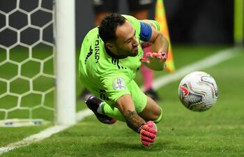 David Ospina tapa el penal ejecutado por el uruguayo José Giménez. El arquero colombiano paró dos remates desde el punto penal.