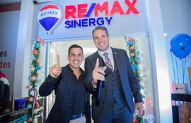 Francisco Gamarra y César Cáceres, en la inauguración de RE/MAX Sinergy, en la ciudad de Fernando de la Mora.