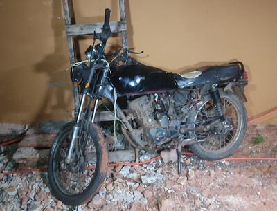 La motocicleta que fue extraída del arroyo quedó con varios daños.