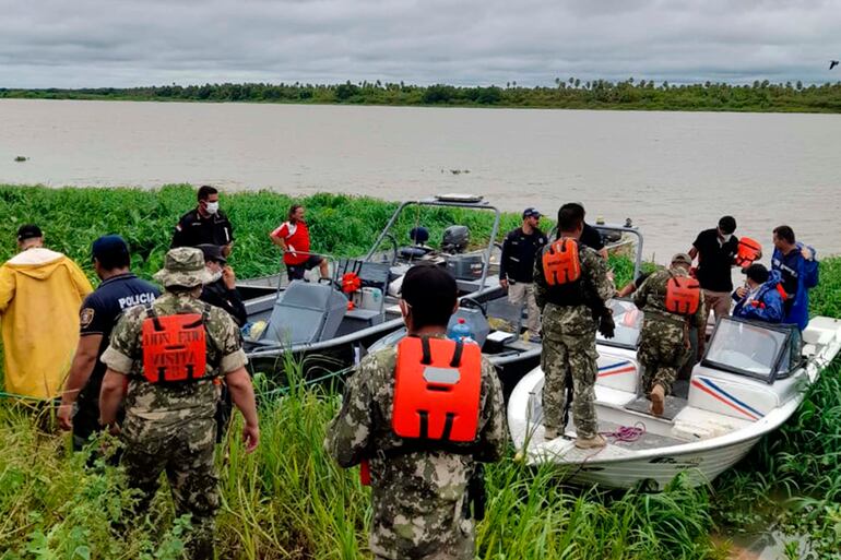 Militares, policías y funcionarios de la Fiscalía llegaron ayer por agua al rancho donde ocurrió la masacre.