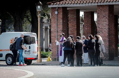 Un cura despide una ambulancia con un fallecido por covid, en un cementerio de Buenos Aires, Argentina. EFE