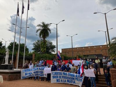 Liberales frente a la sede de la Circunscripción Judicial de Cordillera
