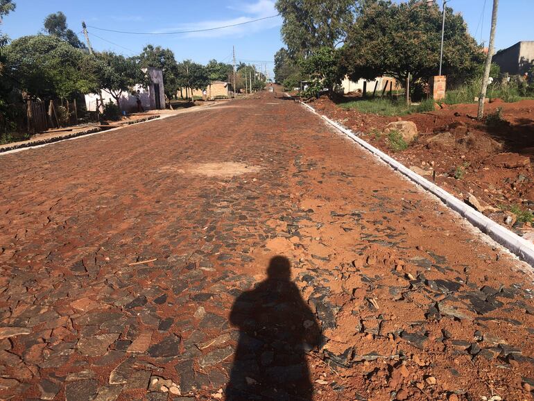 Las piedras del nuevo empedrado se encuentran con desniveles en un tramo del barrio Don Bosco.
