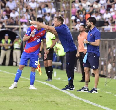 El técnico  Facundo Sava brinda indicaciones  al volante Wilder Viera mientras este se hidrata.
