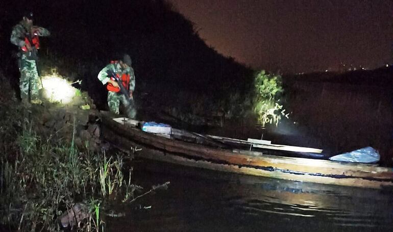 La precaria embarcación cargada con mercaderías de contrabando fue abandonada a en el río Paraná.