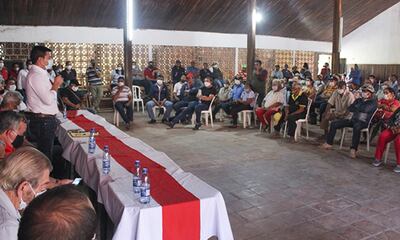 El titular del Indert, Mario Vega, en compañía de miembros de la Junta Asesora, en Puerto Casado, departamento de Alto Paraguay, reunido con pobladores.