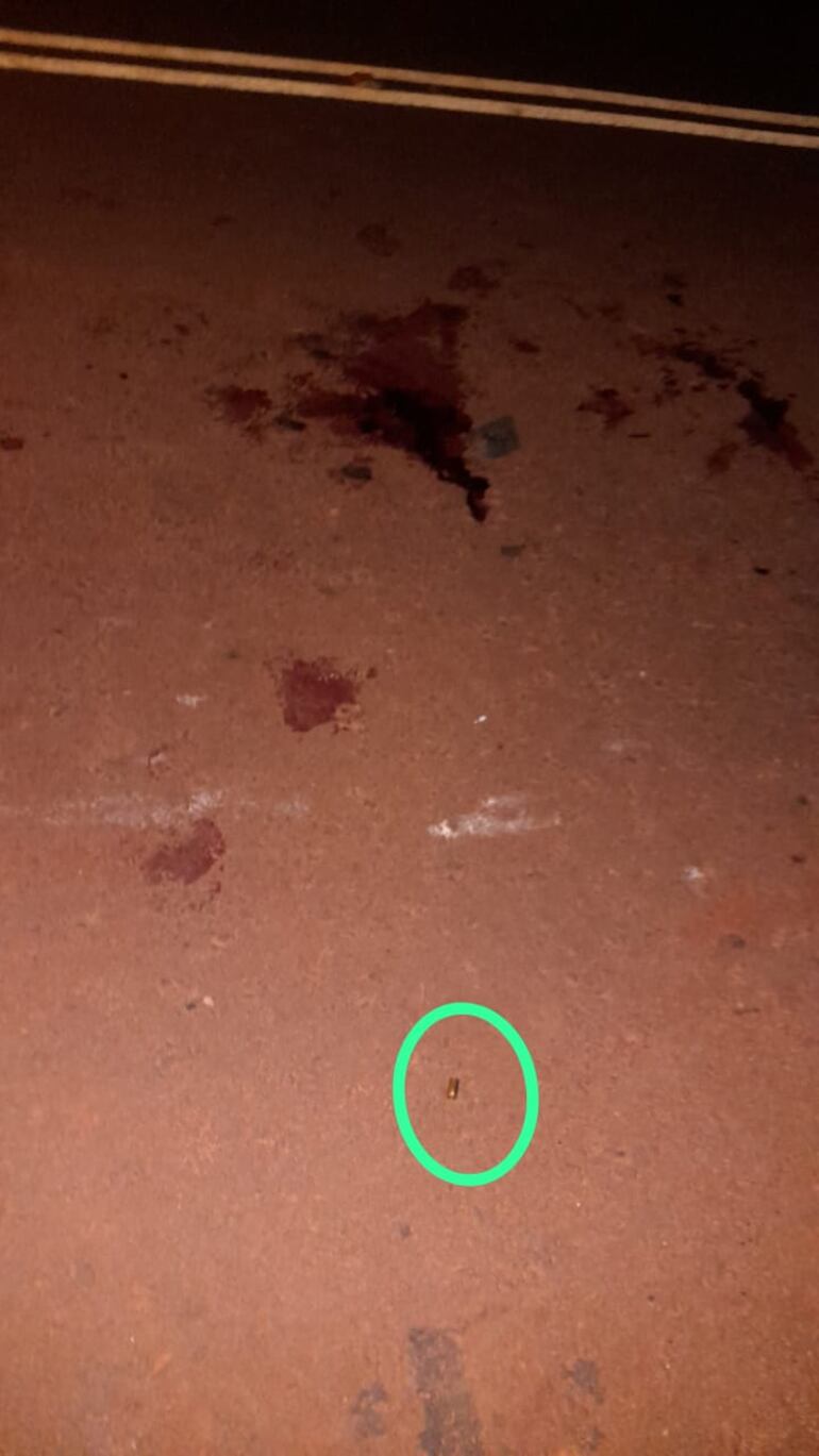 Evidencia del lugar de los hechos, sobre la calle frente a la bodega donde ocurrió la discusión.