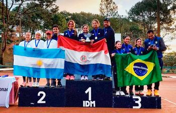 Zoe Doldán Viñales, Valeria Santander, Antonella Acosta y el capitán Rodrigo Zaracho en lo más alto del podio en Uruguay.