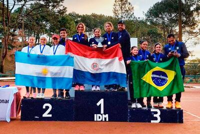 Zoe Doldán Viñales, Valeria Santander, Antonella Acosta y el capitán Rodrigo Zaracho en lo más alto del podio en Uruguay.